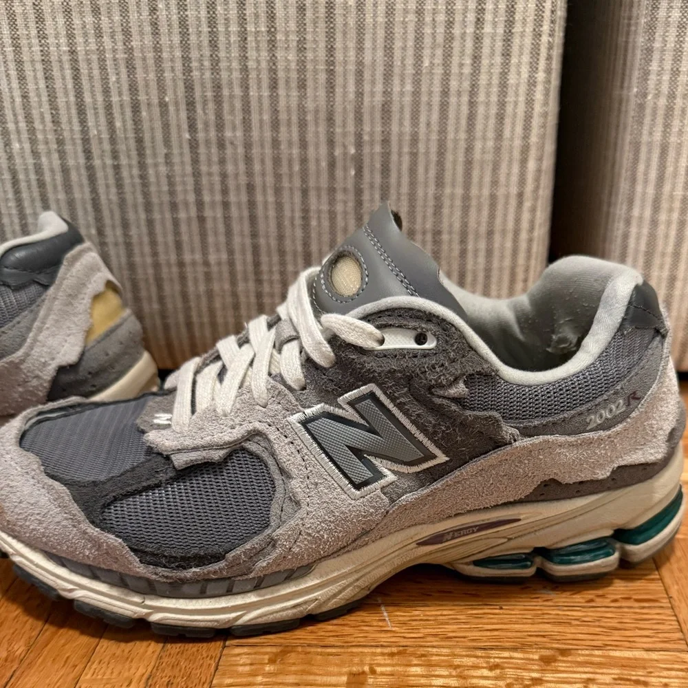 New Balance 2002R Protection Pack Grey Sneakers - Picture 5 of 9